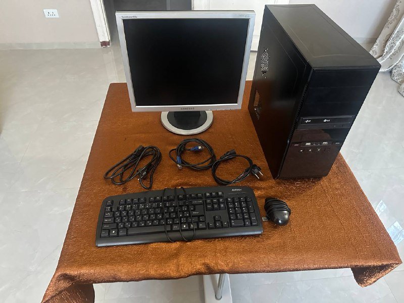 Персональный компьютер с монитором, клавиатурой, мышью