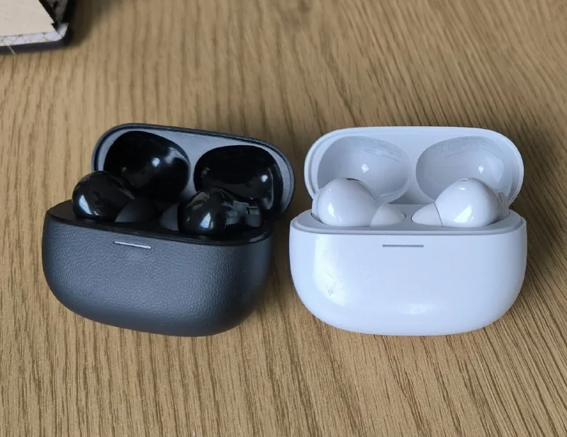 Xiaomi Redmi Buds 5 Pro headphones, black and white