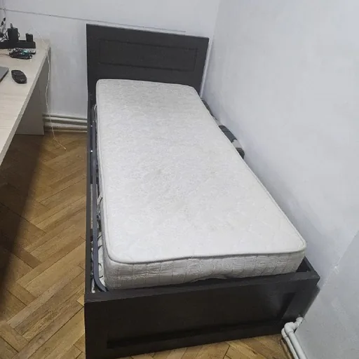 Компьютерный стол, кровать с матрасом, двуспальная кровать