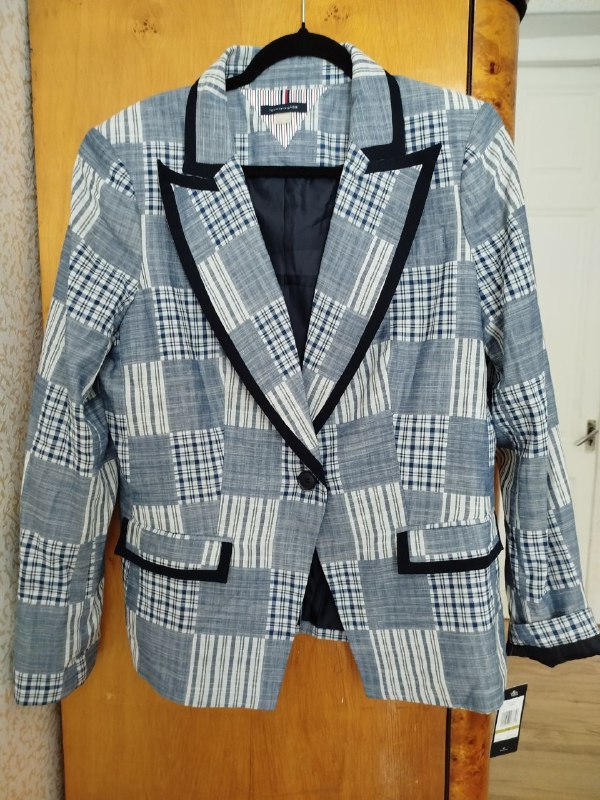 Бюстгальтер Roxy, Ремень Vince Camuto, Футболка Tommy Hilfiger, Платье Tommy Hilfiger, Комбинезон Max Studio, Льняной комбинезон Tahari, Пиджак Tommy Hilfiger 10