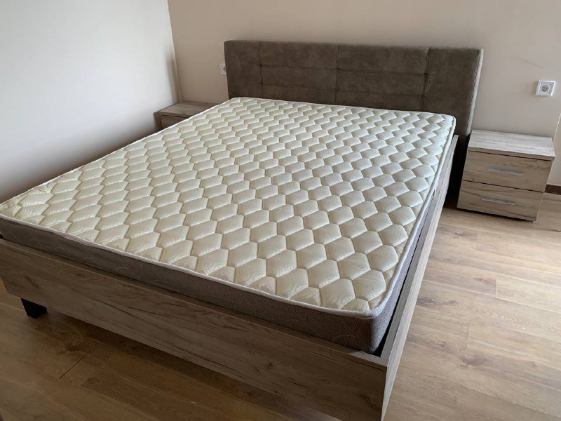 Кровать двуспальная, матрас, 2 прикроватные тумбы