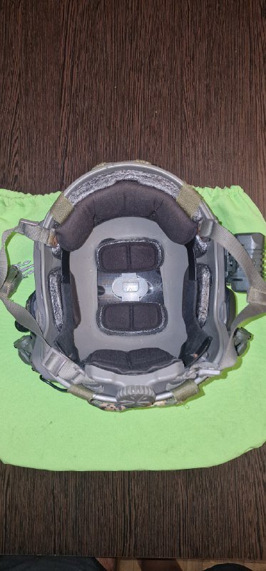 Страйкбольная тактическая каска FMA с чехлом и наушниками