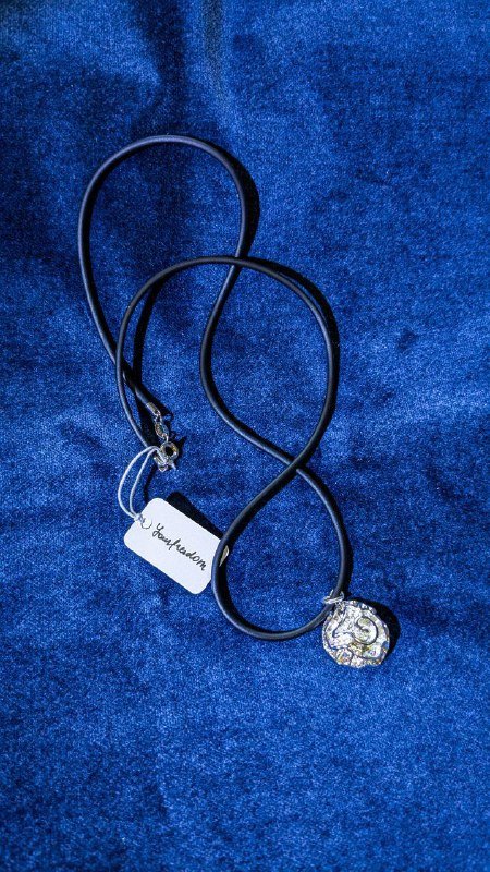 Посеребренный кулон в виде розы на шнурке 2