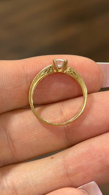 Золотое кольцо с камнями Swarovski 3