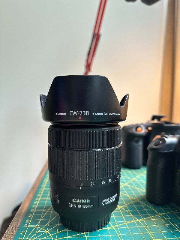 Canon 90D камера, объектив 18-135 мм, аксессуары 4