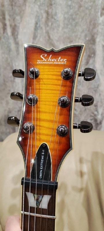 Гитары Fender Duo-Sonic и Schecter Omen-II 2