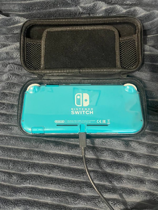 Nintendo Switch Lite, карта памяти 64ГБ, чехол Pikachu 2