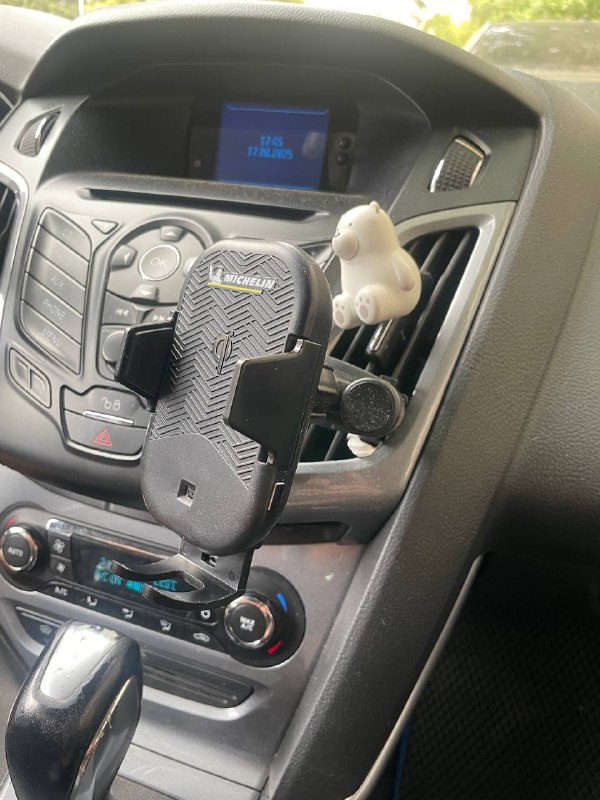 Беспроводное автомобильное зарядное устройство с креплениями 2