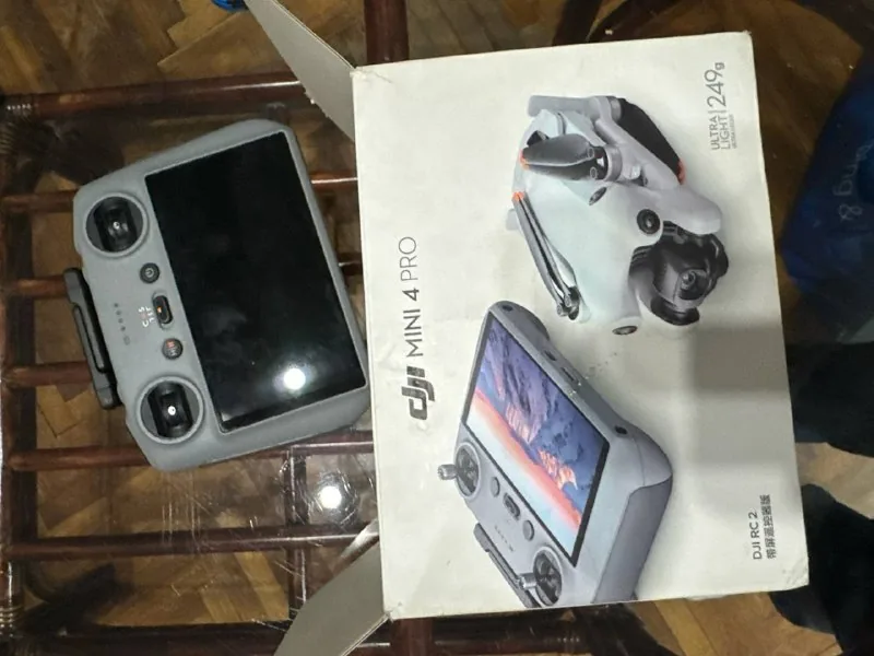 Дрон с пультом DJI Mini 4 Pro