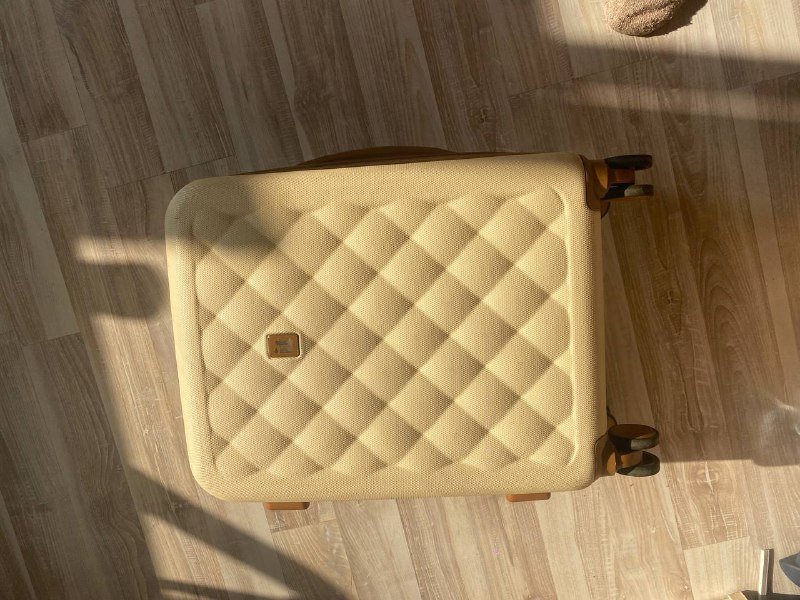 Черный чемодан Samsonite, белый чемодан IT 3