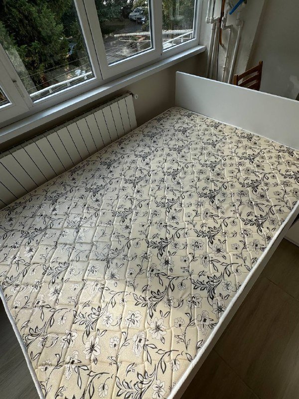 Двуспальная кровать с матрасом и тумбочками 3