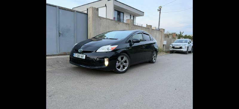 Toyota Prius 2012 г., гибрид, 180000 миль, комплект зимних покрышек 8