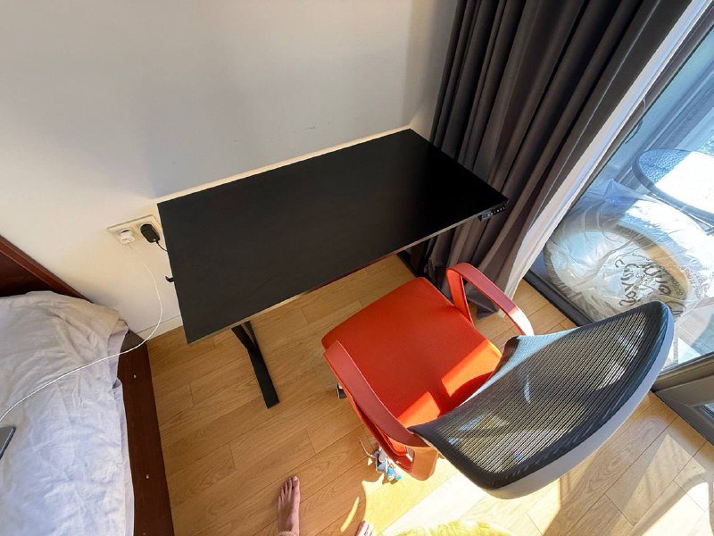 Регулируемый рабочий стол с электроприводом, стул в подарок