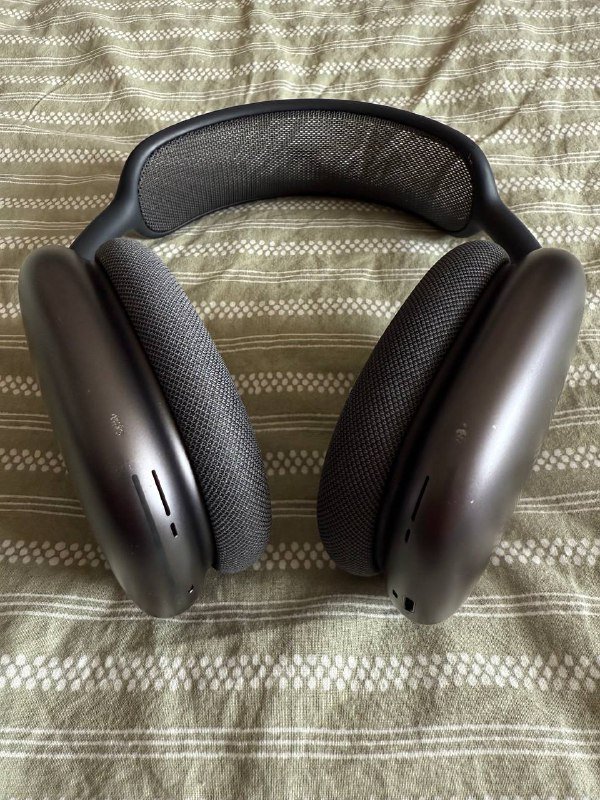 AirPods Max в черном цвете с проводом для зарядки 2