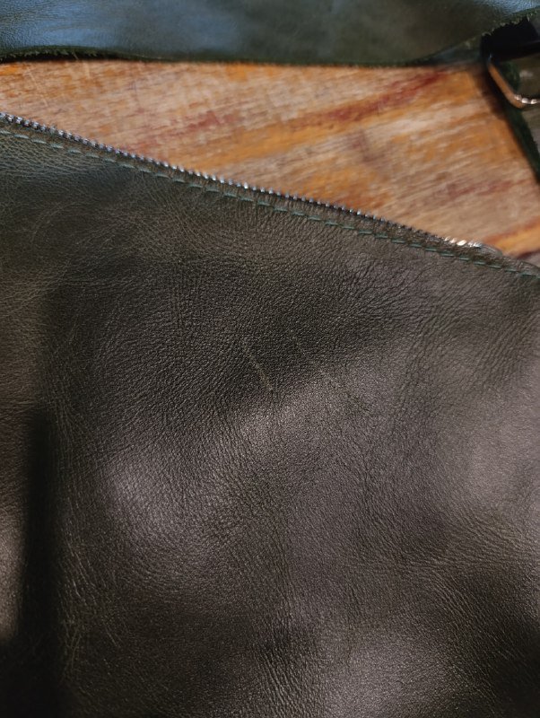 Тёмно-зелёная кожаная сумка crossbody 3