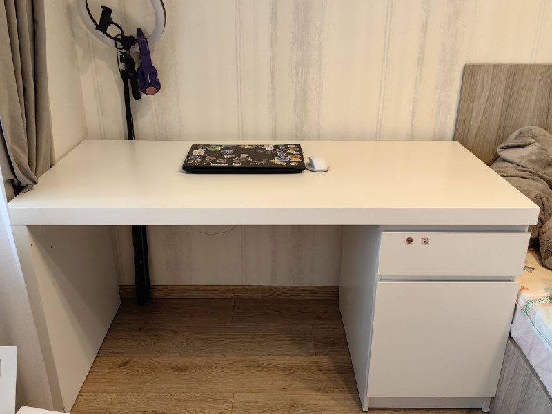 Письменный стол IKEA MALM