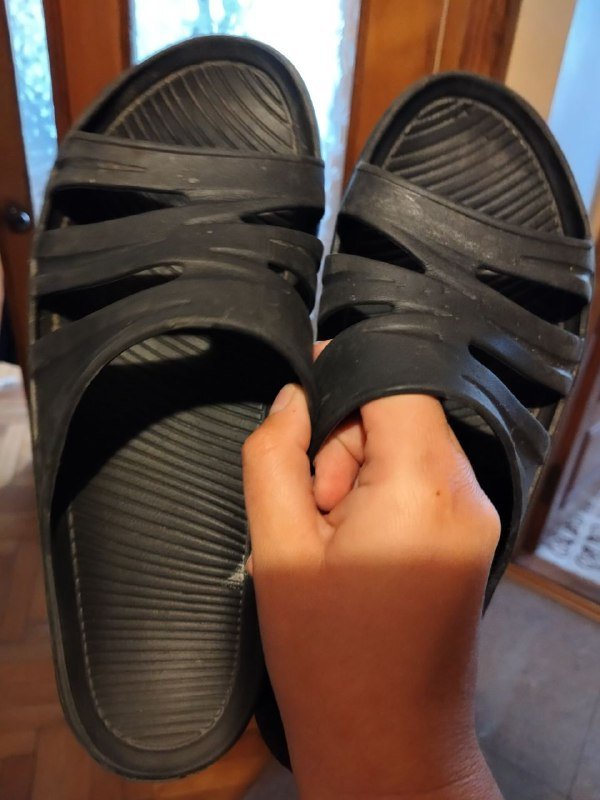 Пассатижи, рулетка, вешалки, покрывало, тапки, кухонные принадлежности, книги 6