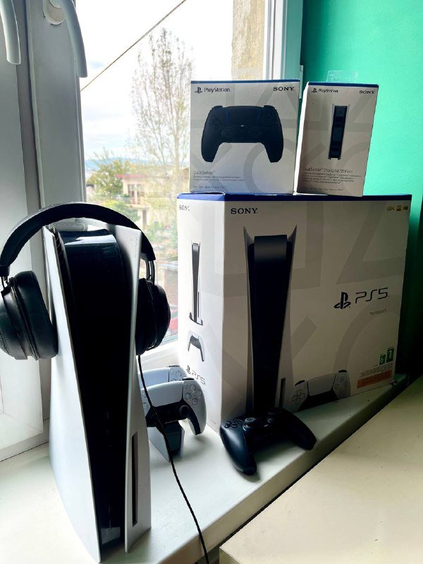 PlayStation 5, три геймпада, наушники Razer Kraken X