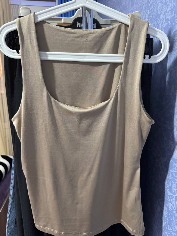 Рубашка, ботильоны, полупальто, кроссовки, сумка, майка, футболка, джинсы, очки солнцезащитные 6