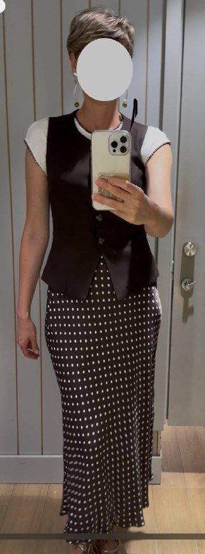 Юбка атласная, футболка белая, жилет шоколадный 4