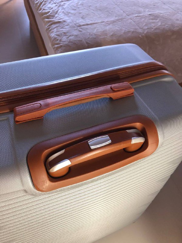 Большой крепкий чемодан с быстросьемными колесиками 3
