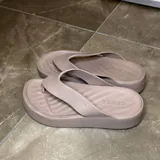 Вьетнамки Crocs на платформе 2