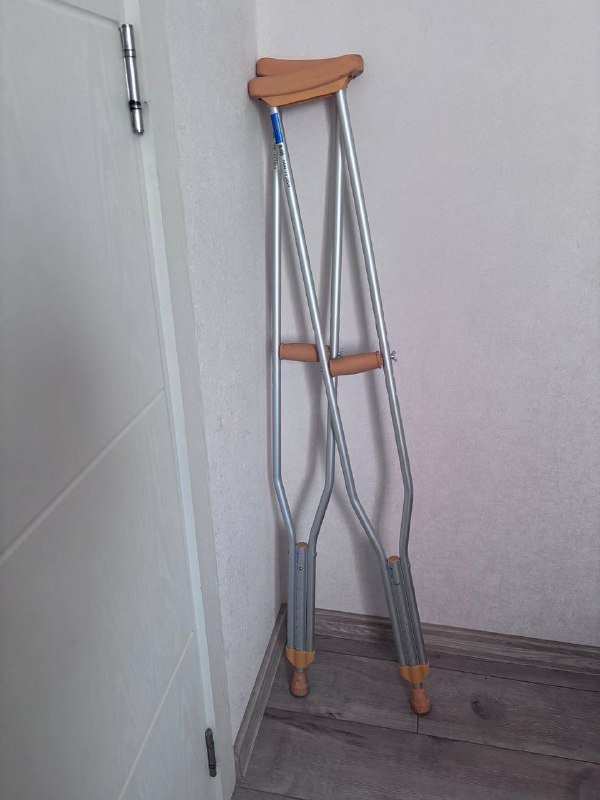 Алюминиевые костыли с опорами для рук и подмышек
