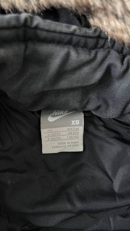 Утепленная жилетка Nike женская XS с капюшоном 2