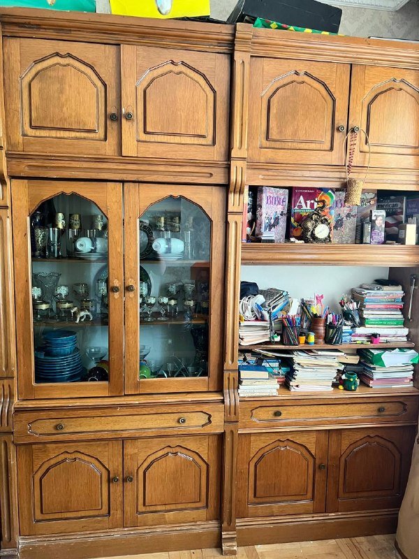 Деревянный шкаф