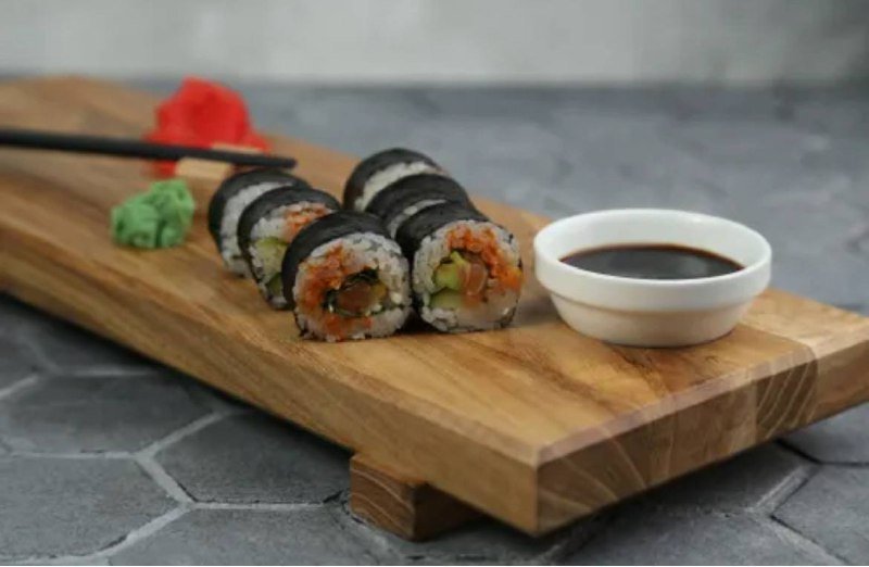 Набор для суши и роллов с доской, ковриком, щипцами, пиалами 6