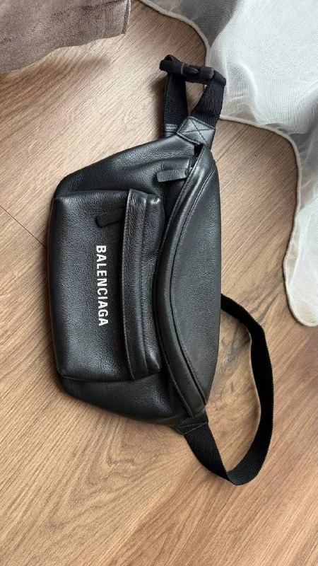 Кожаная сумка Balenciaga 1
