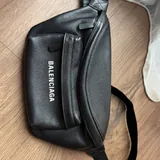 Кожаная сумка Balenciaga 1