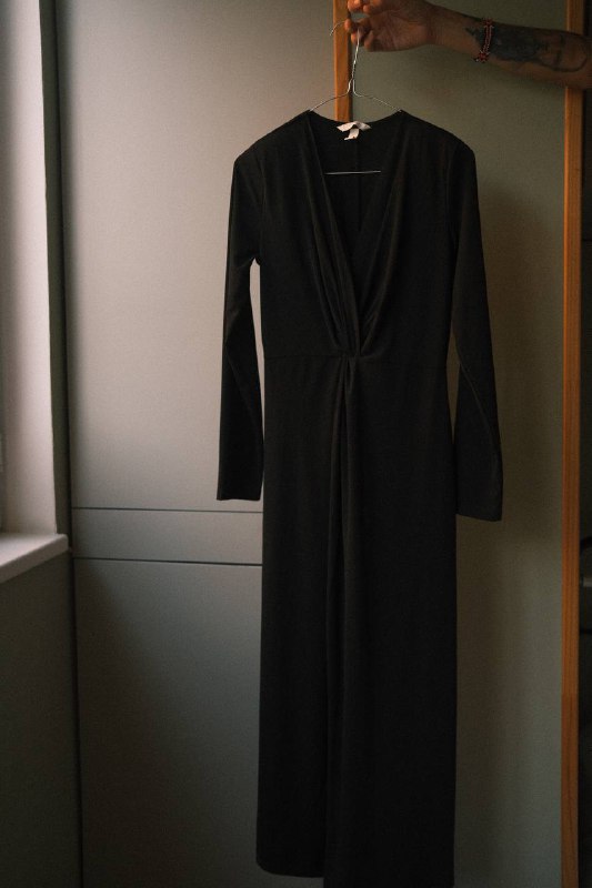 Футболка Bershka, платье H&M, джинсы Bershka, джинсовая куртка Levi’s, свитшот TRXLHXD, шорты Nike, очки Befree 2