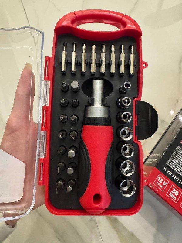 Отвертка с набором бит