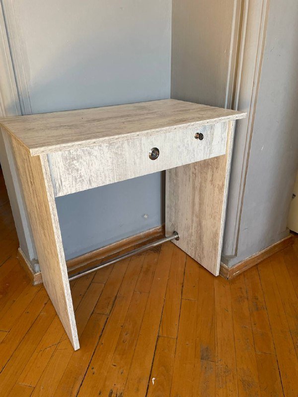 Стол с ящиком среднего размера