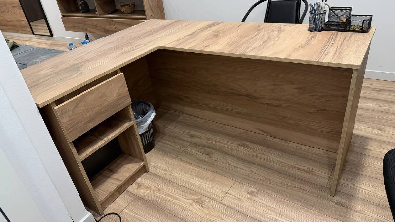 Мебель: стол, зеркало, комод 4