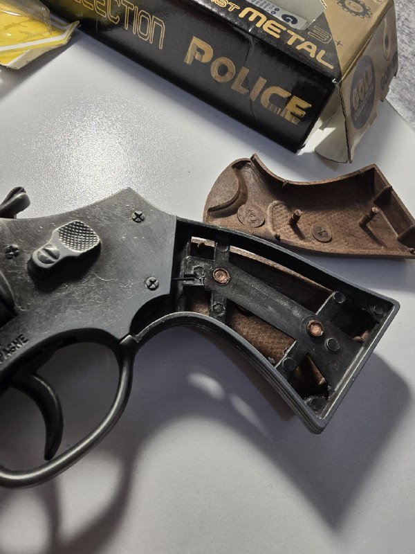 Антидепрессант Рексетин, бады, игра твистер, игрушечный револьвер Gonher Police 6