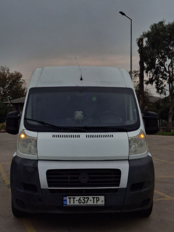 Грузовой фургон немецкого производства с двигателем и коробкой передач 3