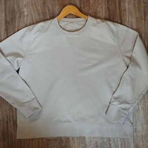 Мужской свитшот Arket, мужская футболка Uniqlo, кожаная сумка Jack Kinsky