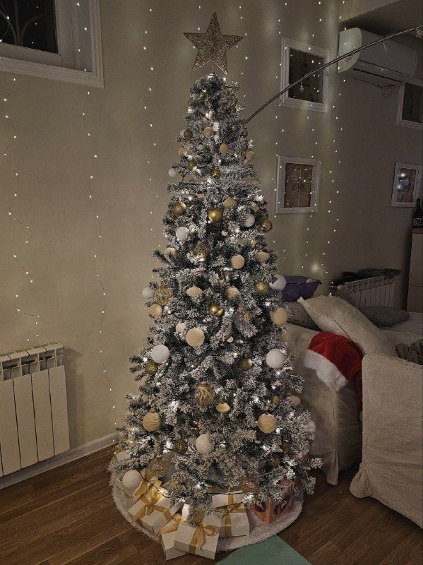 Новогодняя ёлка с игрушками и ковриком