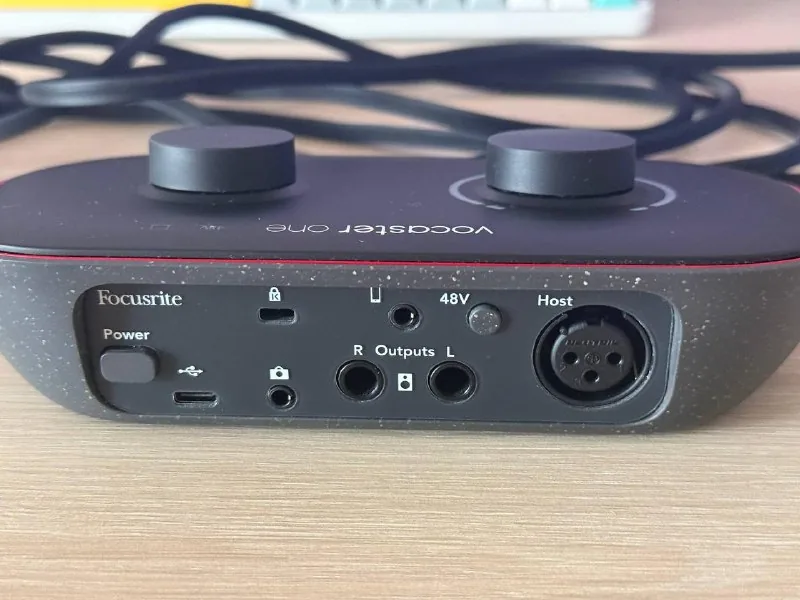 Focusrite Vocaster One + XLR кабель 2,5 м 1