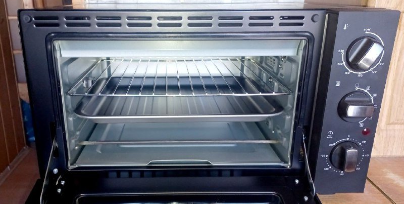 Стол рабочий, раскладушка, электрическая духовка, электрокофеварка 2