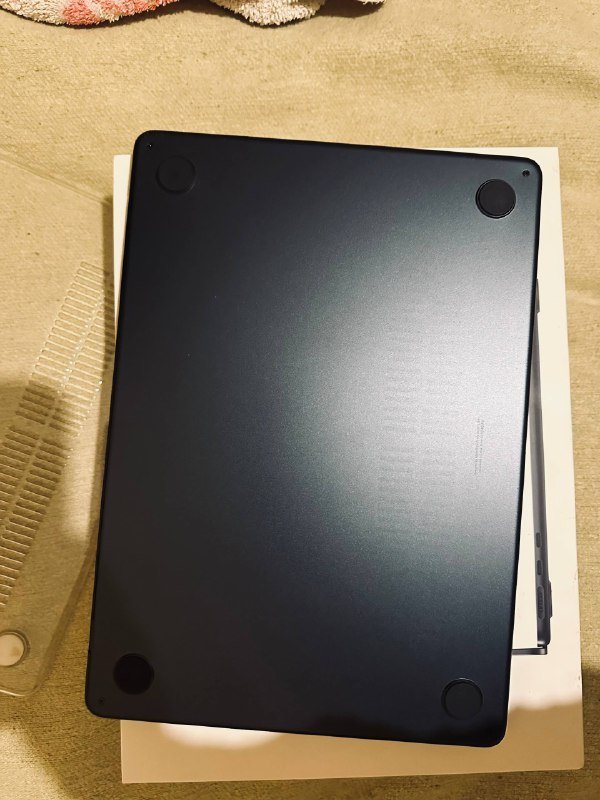 Ноутбук Apple с зарядным устройством и чехлом 4