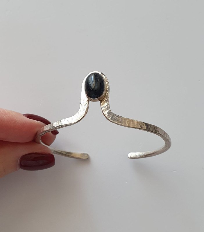 Браслет с камнем из серебра высокой пробы