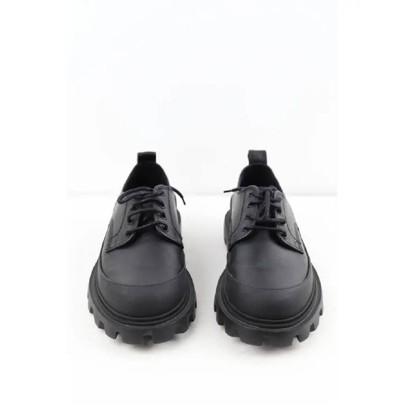 iPhone 11 Pro Max, Молды силиконовые, Плащ H&M, Кеды ARKET x VEJA, Свитер COS, Кожаные ботинки ARKET, Джинсы 7