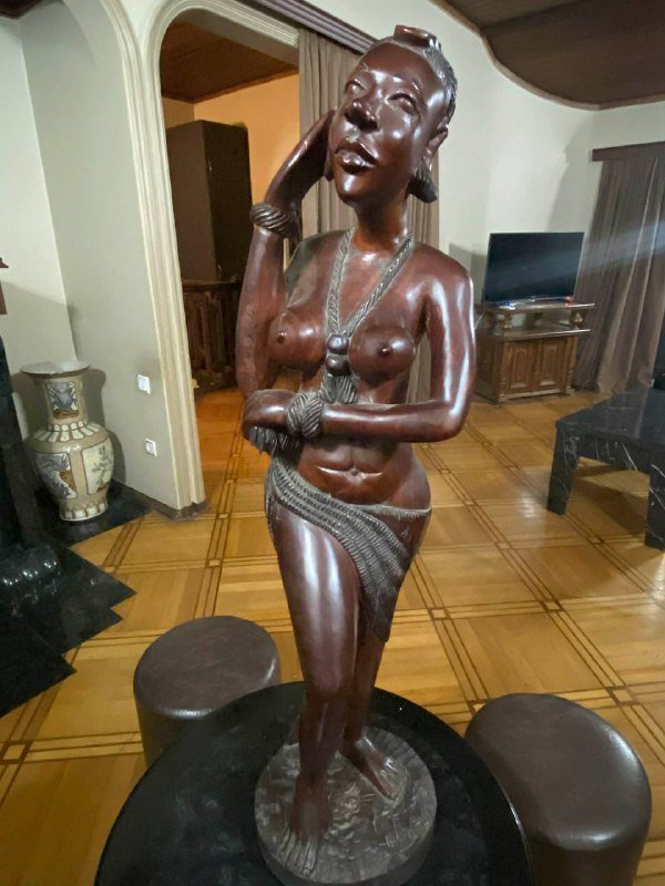 Деревянная статуя из макагонового дерева