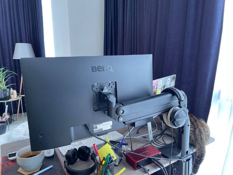 Монитор BenQ EW2880U 28" 4K UHD IPS с кронштейном 2