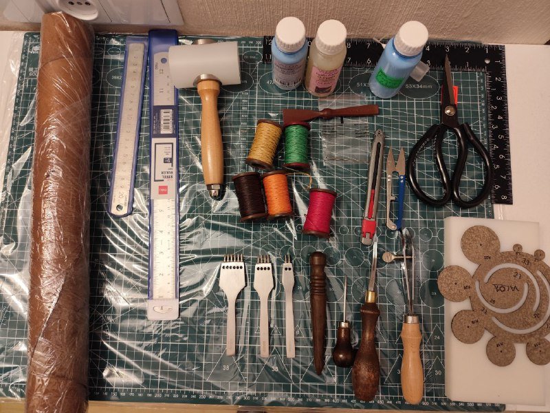 Набор инструментов для работы с кожей