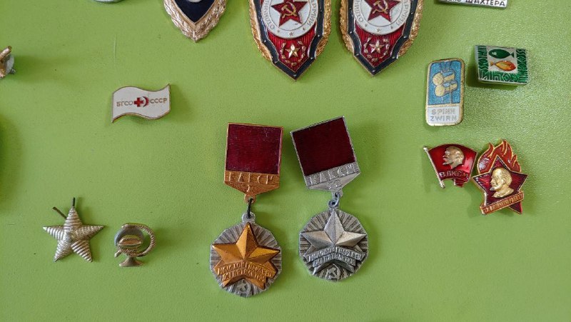 Значки, знаки отличия, эмблемы, монеты, винтажные и старинные
