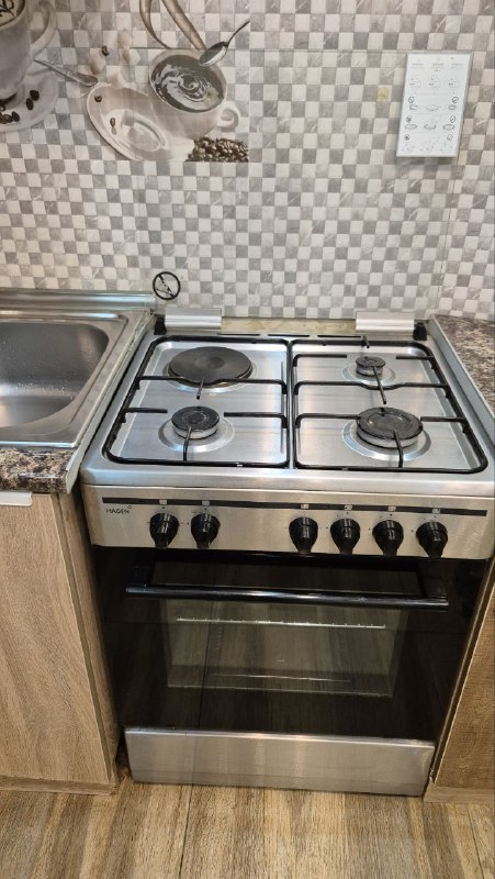 Кухня с раковиной и смесителем, плита отдельно 4